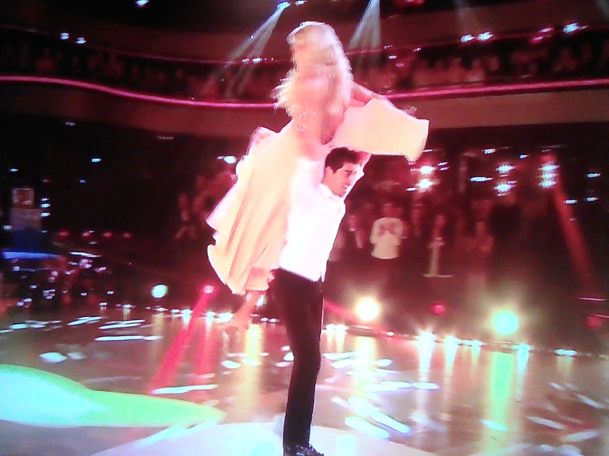 ValoudelOM's tweet photo. @LMilotOfficiel @christophelicat @Elodiegossuin Whaouu π Magnifique π #QuickStep πππ© #DalsSwitch
π #Dals8 https://t.co/LGMJV4n7V4