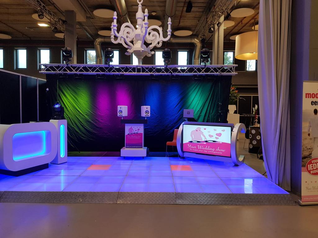 YWShow's tweet photo. Vandaag zijn wij weer aanwezig op @weddingfair_nl in het IJsseldeltacenter #Zwolle. Open van 11 – 17 uur, gratis entree. @WalkingDj #BoothsAndMore @VerlichteDansvl @Beursvrouwen https://t.co/HbTC0FQlOo