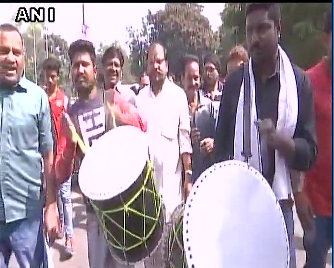 ट्विटर पर छबि देखें