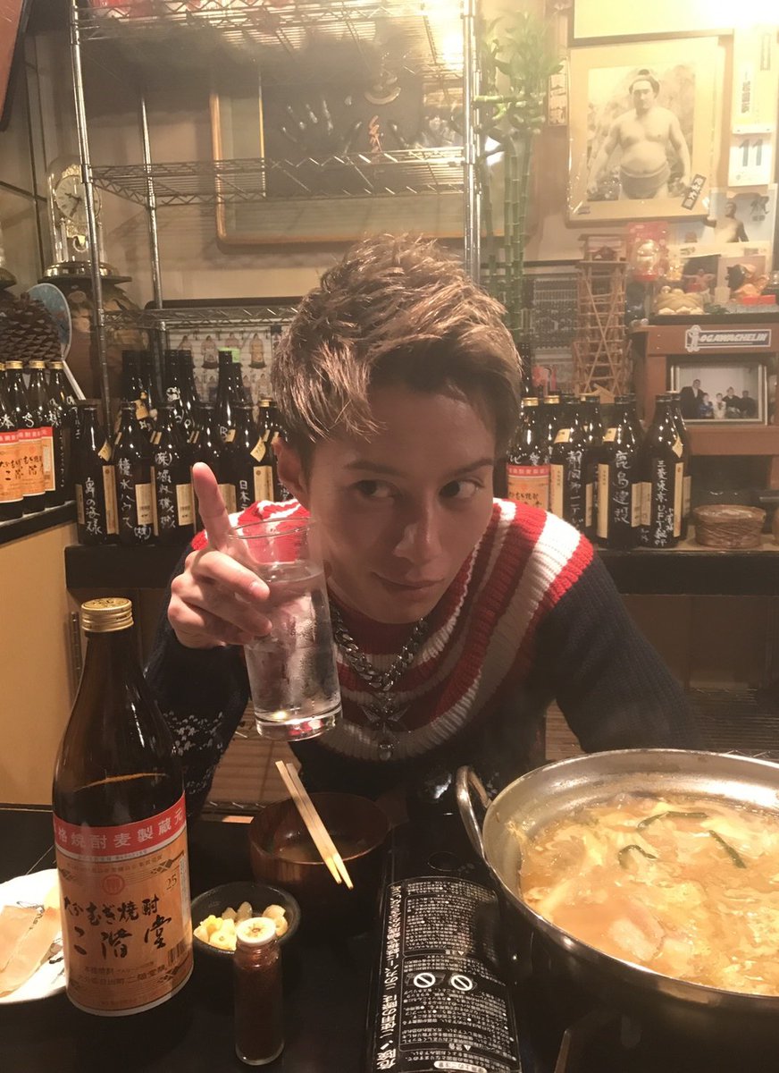 Kagami_hal3's tweet image. 安定の荒木町でカレーちゃんこ

ええ感じのお店やったので途中からボトルをキープ

ちなみにあたちの右と後ろに並んでいるボトル達は超有名企業さんのばかり

おらのもいつかここに置かれるようになりたい(ФωФ)

#荒木町  #心山 #カレーちゃんこ