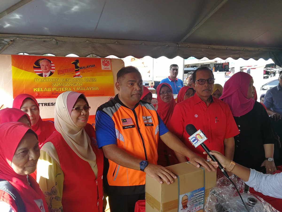 AkimZone's tweet photo. Hari ke 6,Datuk Seri @azeezputera menyampaikan bantuan kpd mangsa banjir di Merbok @NajibRazak https://t.co/s4Cg1z61vX