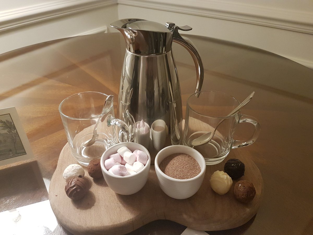 heathercheets's tweet photo. Gorgeous bed time treats @FSHampshire #hotchoc #famtrip #eventprofs https://t.co/ky6i497nhV