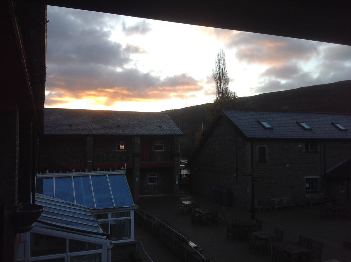 Stay_at_DVCP's tweet photo. A beautiful crisp winter sunrise over Dare Valley this morning which is great as our guests are off on an 8 hour walk! #tiredthinkingaboutit https://t.co/FwxXG3WwGh