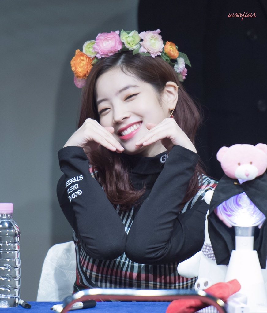 dahyunniepics's tweet photo. 171110 https://t.co/4nFH2SRNIN