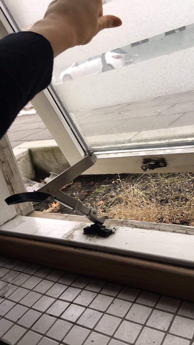 það var brotið upp gluggann minn á laugavegi meðan ég svaf í nótt og tekið macbook og hleðslutæki,ef einhver varð vitni plís hafa samband ❤️