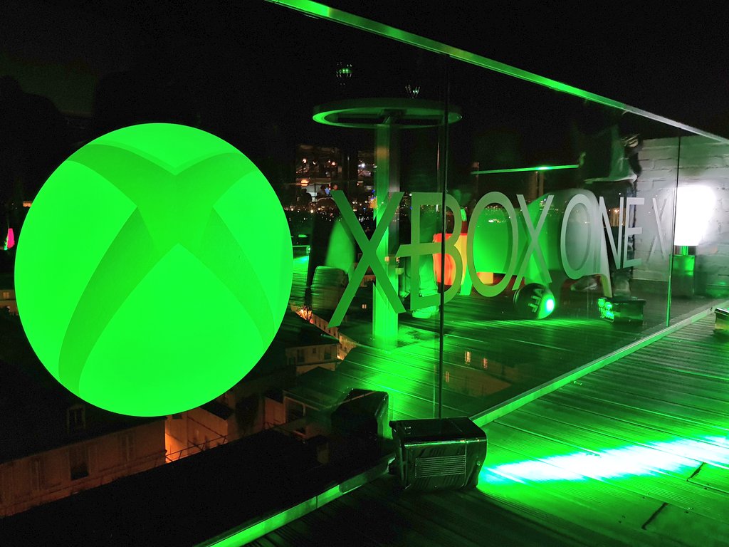 OJaquet's tweet photo. Bon voilà 3 semaines de folie ! 3 events au top :)! Merci à toutes les équipes pour ce boulot titanesque et big up la régie ! #wankilshowbarriere #jvpgw #xboxonexlive https://t.co/wgOA3oUrZS