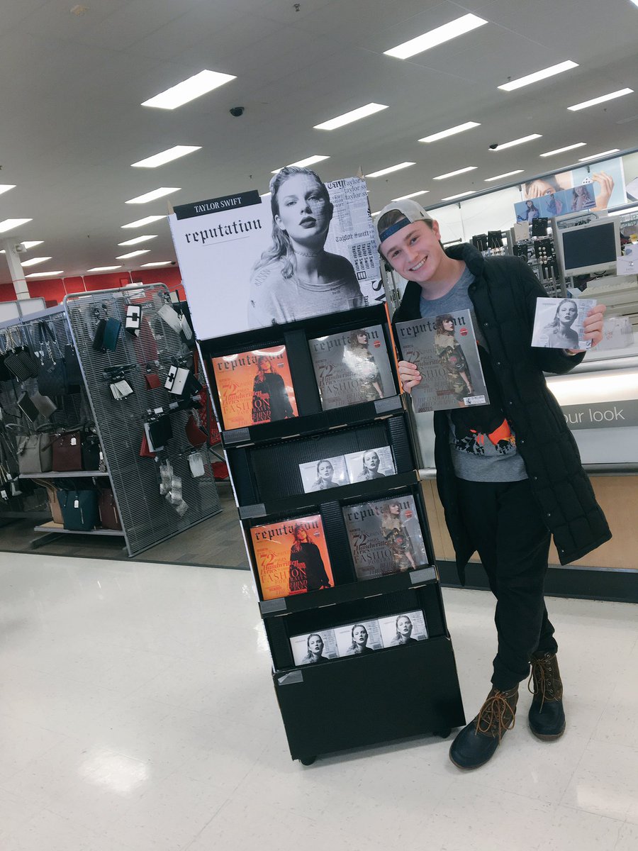 NICKDIAMANDISS's tweet photo. THE ALBUM OF MY DREAMS🌟GO GET IT!! #reputaylurking #REPUTAYLURKING #reputation @taylorswift13 https://t.co/SFYIeQxUUz