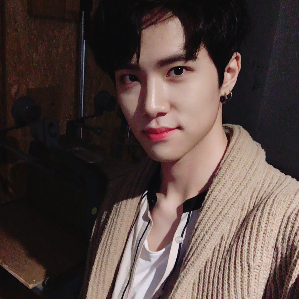 JBJtwt787's tweet photo. [#김동한😬] 오늘 인기가요를 마지막으로 판타지 활동을 
마무리하게 됐습니다! 
이제 시작인 JBJ 기대 많이 해주세요!❤️ https://t.co/M5CSDXRpip