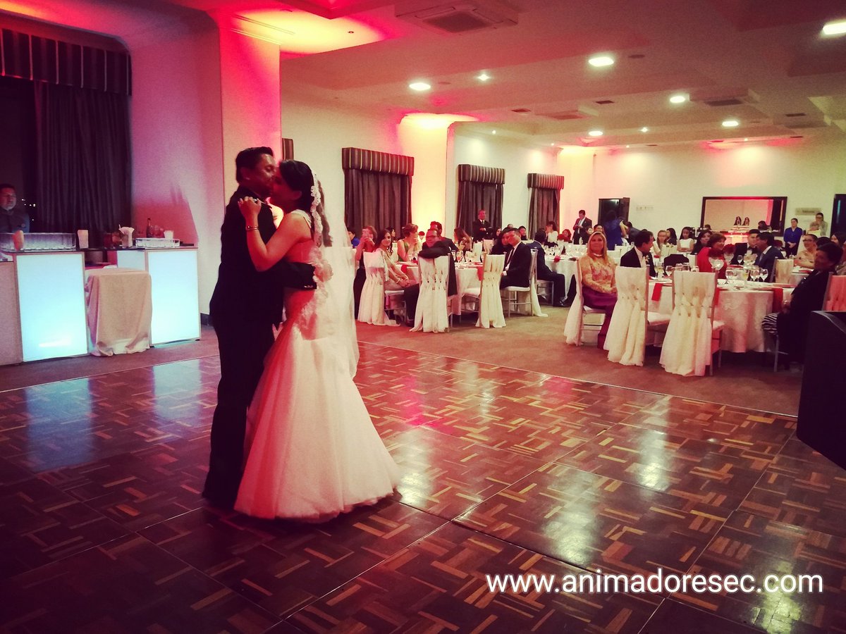 animadoresec's tweet photo. Un momento especial #TortaNovios #Matrimonio #Boda #Eventos #MaestroDeCeremonias #Animador #Quito #Elegancia #Felicidad #Momentos #MomentoEspecial #Festejo #Diversión #Organización #Novia #Novio #wedding #weddingdress #IdeasBoda #WeddingDay #WeddingIdeas #Weddingring #WeddingPlan https://t.co/uI1ZAiavMB