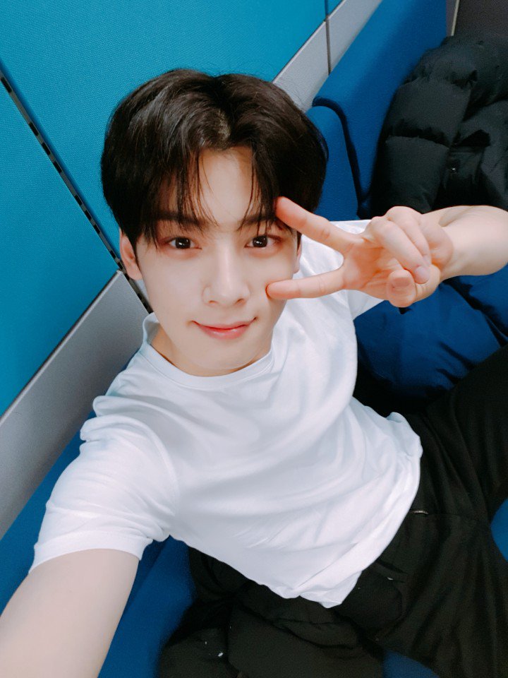 offclASTRO_6's tweet photo. [TRANS] 171112 #아스트로 Official Twitter Update - Eunwoo:
See you soon♡
#FirstFansign #Conductor https://t.co/g6lVq8SLDX