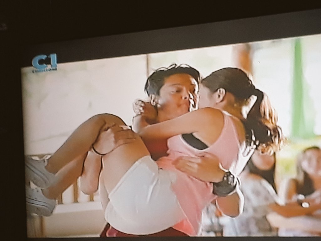 abby5778's tweet photo. Waaaaahhhh.  Ang sweeet! #GabAndDos on #CantHelpFallingInLove @imdanielpadilla @bernardokath ❤❤❤ https://t.co/bg0l9iN8ig