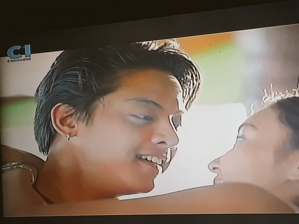 abby5778's tweet photo. Waaaaahhhh.  Ang sweeet! #GabAndDos on #CantHelpFallingInLove @imdanielpadilla @bernardokath ❤❤❤ https://t.co/bg0l9iN8ig