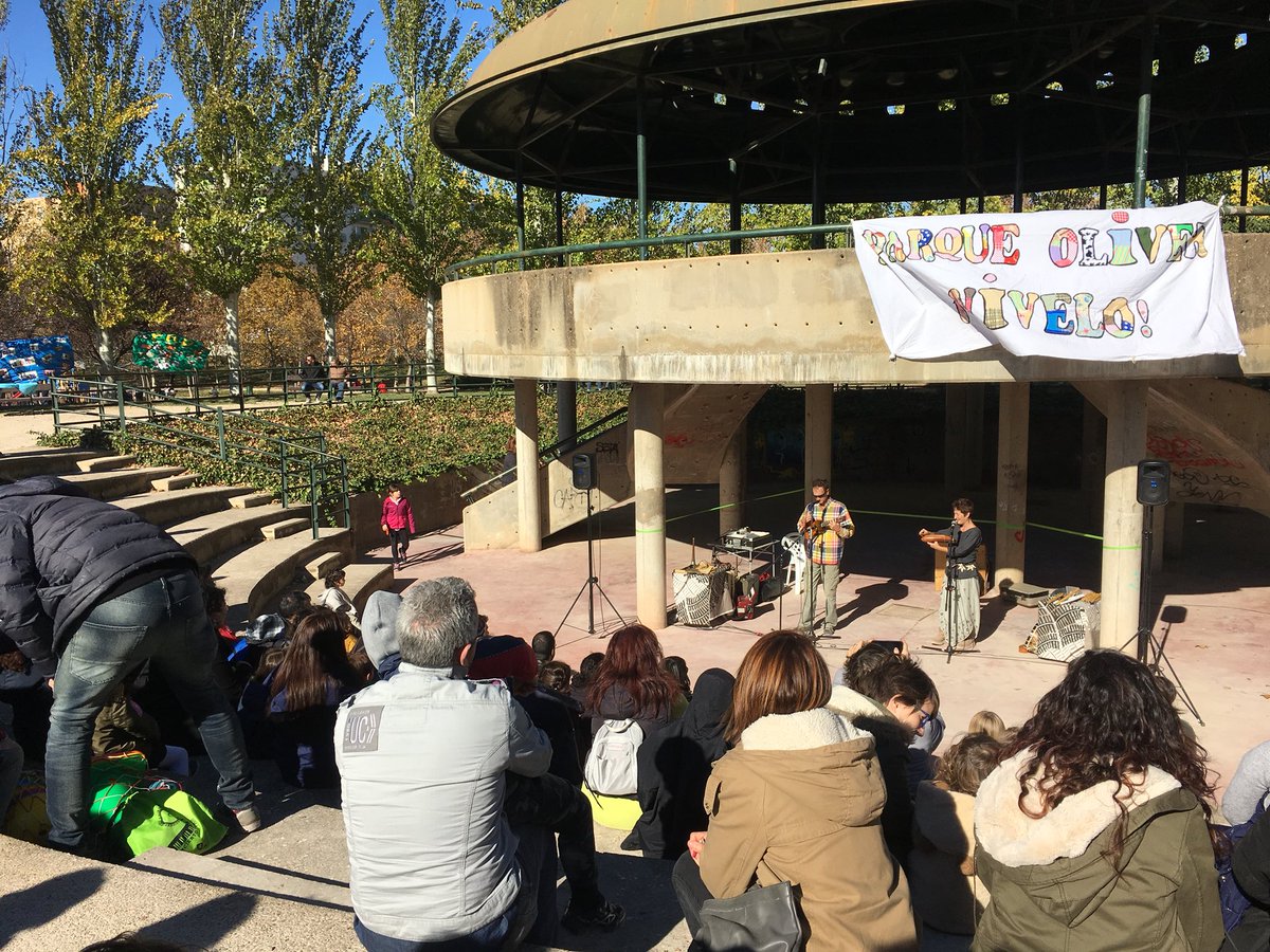 jesusdelaosa's tweet photo. Magnífica participación y éxito en la #FiestadeOtoño #Castañada del #ParqueOliver 2017, con el trabajo de muchas personas y colectivos del barrio durante todo el año #olivertambienesesto #Zaragoza https://t.co/oVjLb5NqY8