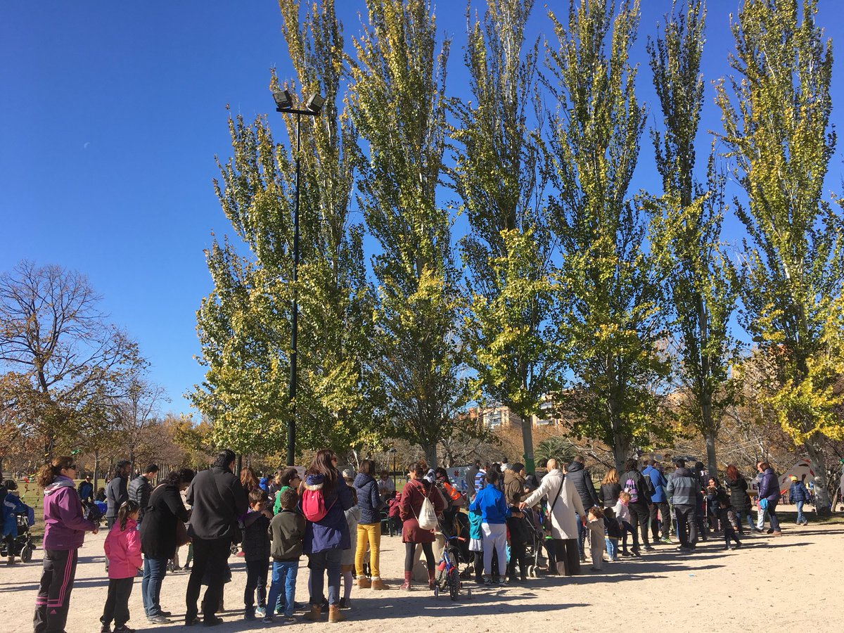 jesusdelaosa's tweet photo. Magnífica participación y éxito en la #FiestadeOtoño #Castañada del #ParqueOliver 2017, con el trabajo de muchas personas y colectivos del barrio durante todo el año #olivertambienesesto #Zaragoza https://t.co/oVjLb5NqY8