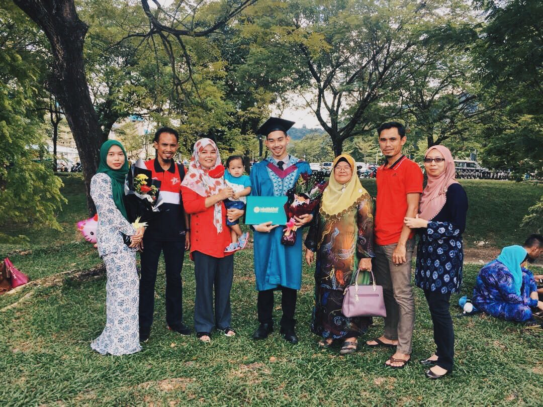 siraaplimau's tweet photo. 1. My pillar and my strength💪
2. The most supportive lecturer, also my inspiration, wish to be like hime, maybe 👨🏻🎓
3. My biggest supporter through ups and downs ❤️
4. The one that get away lol. Tak ramai tpi function, thanks bros.
#iium33rdconvocation #bds https://t.co/R8GzC6hg0w
