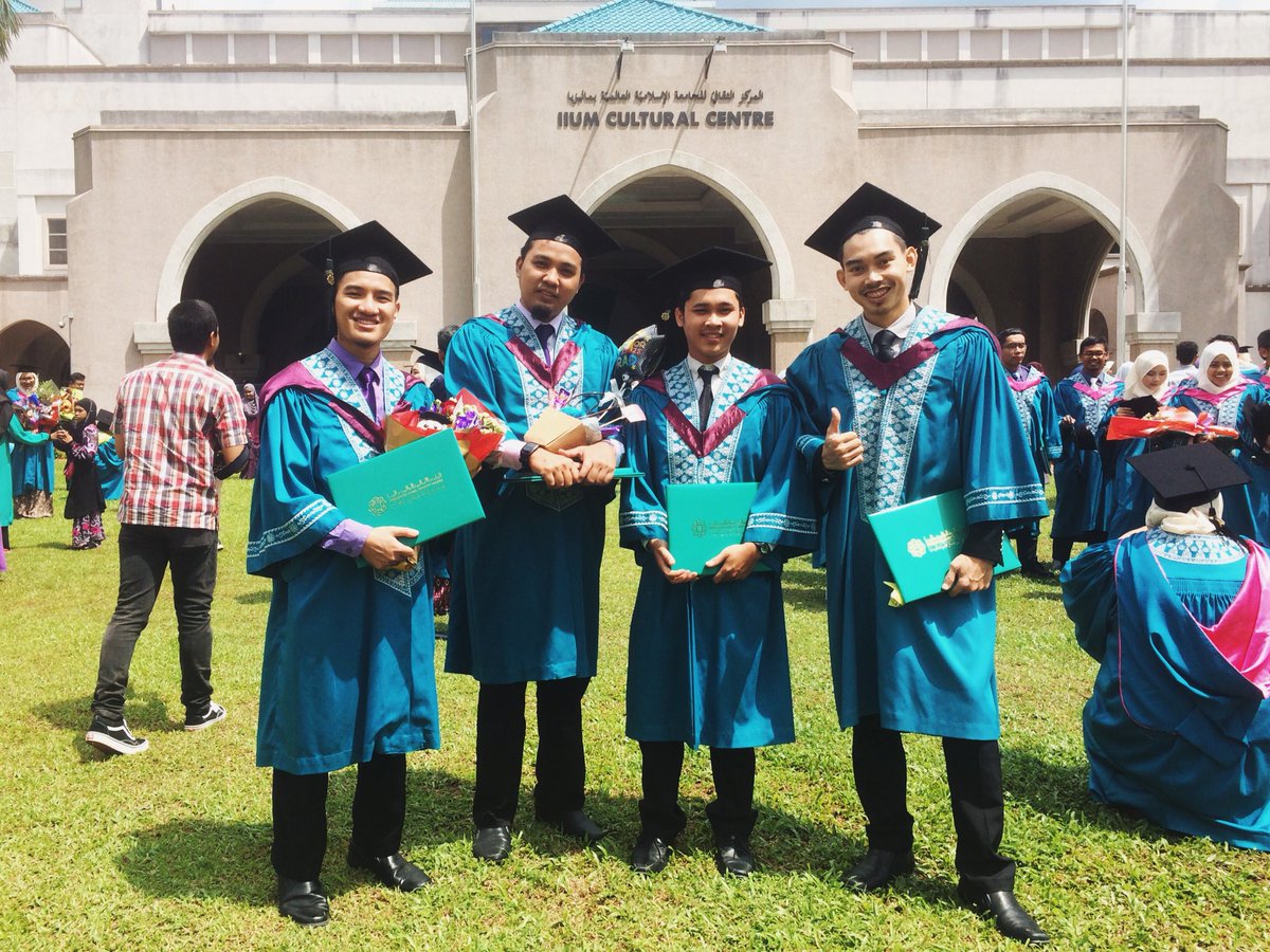 siraaplimau's tweet photo. 1. My pillar and my strength💪
2. The most supportive lecturer, also my inspiration, wish to be like hime, maybe 👨🏻🎓
3. My biggest supporter through ups and downs ❤️
4. The one that get away lol. Tak ramai tpi function, thanks bros.
#iium33rdconvocation #bds https://t.co/R8GzC6hg0w