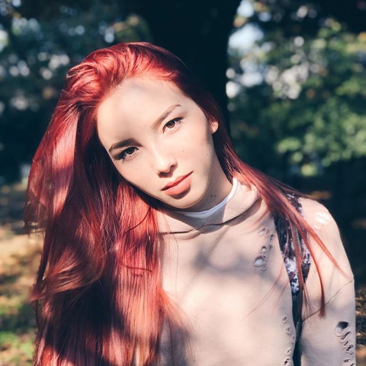 looookmai's tweet photo. เพิ่งเห็นว่าเทียทำผมสีแดงอะ สวยมาก แบบขนาดหน้าสดยังสวยเลย https://t.co/zxKocSN8Km