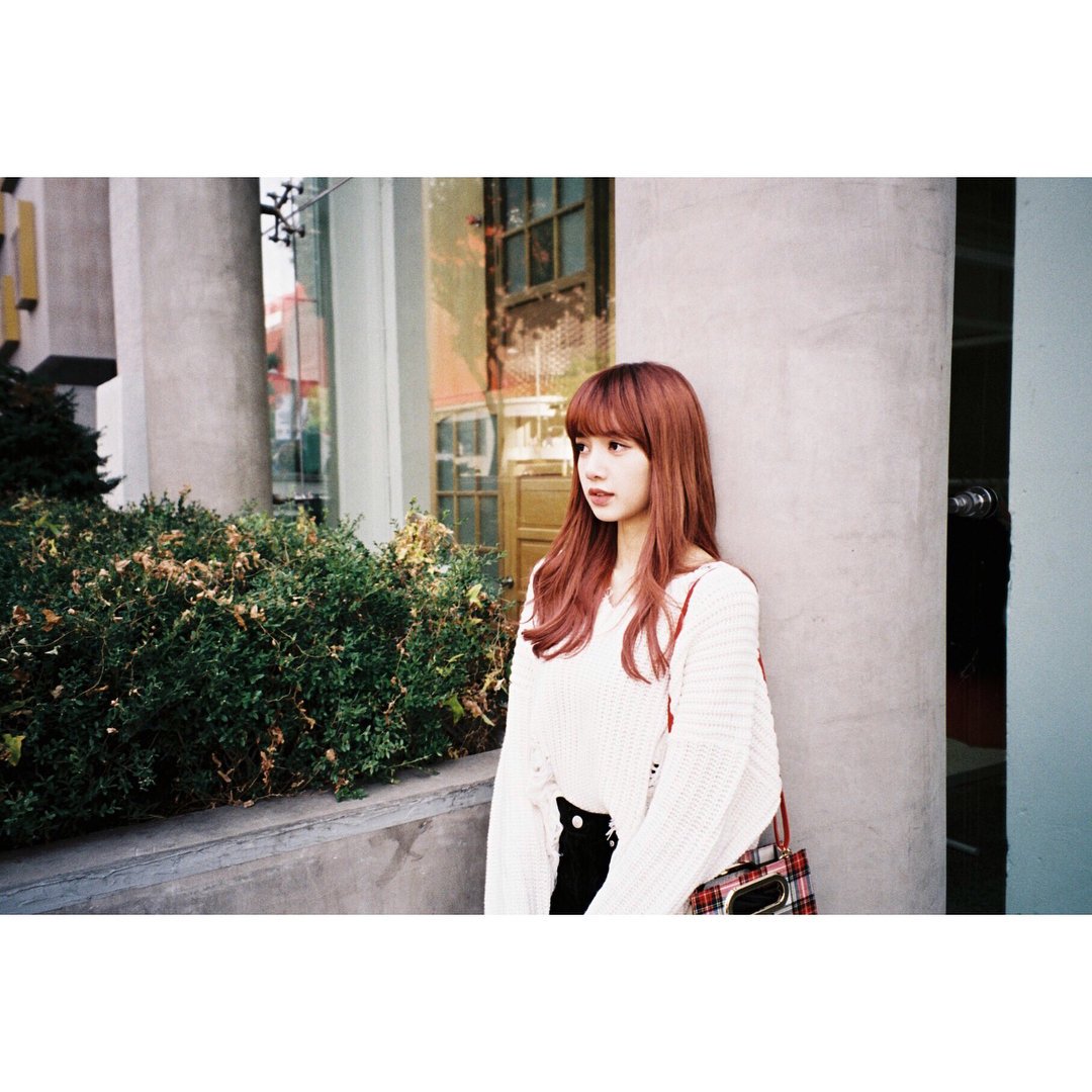 BLACKPINKCNTRAL's tweet photo. [ blackpinkofficial ] #BLACKPINK #블랙핑크 #LISA 

#BLACKPINK#LISA#블랙핑크#리사#포토바이챙 🌬
날이 좋아서.. 바람이 불어서.. 앞머리가 날려서 .. 이히~~~~~~🙈
감기 조심해여 블링크~😉💕 https://t.co/EGB2AoIMLL