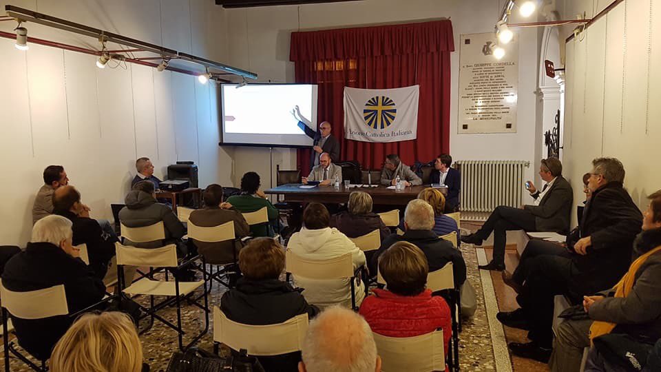 acadriarovigo's tweet photo. Ieri ad #Adria #MLAC e Azione Cattolica Cattedrale hanno promosso incontro sul #lavoro approfondendo la situazione del #Veneto e #Polesine con l’aiuto del prof. #DeviSacchetto. Su scia @settsociali si inizia anche a pensare che cosa possiamo fare in questo momento di cambiamento https://t.co/7tBxUsZObk