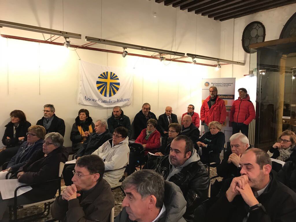 acadriarovigo's tweet photo. Ieri ad #Adria #MLAC e Azione Cattolica Cattedrale hanno promosso incontro sul #lavoro approfondendo la situazione del #Veneto e #Polesine con l’aiuto del prof. #DeviSacchetto. Su scia @settsociali si inizia anche a pensare che cosa possiamo fare in questo momento di cambiamento https://t.co/7tBxUsZObk