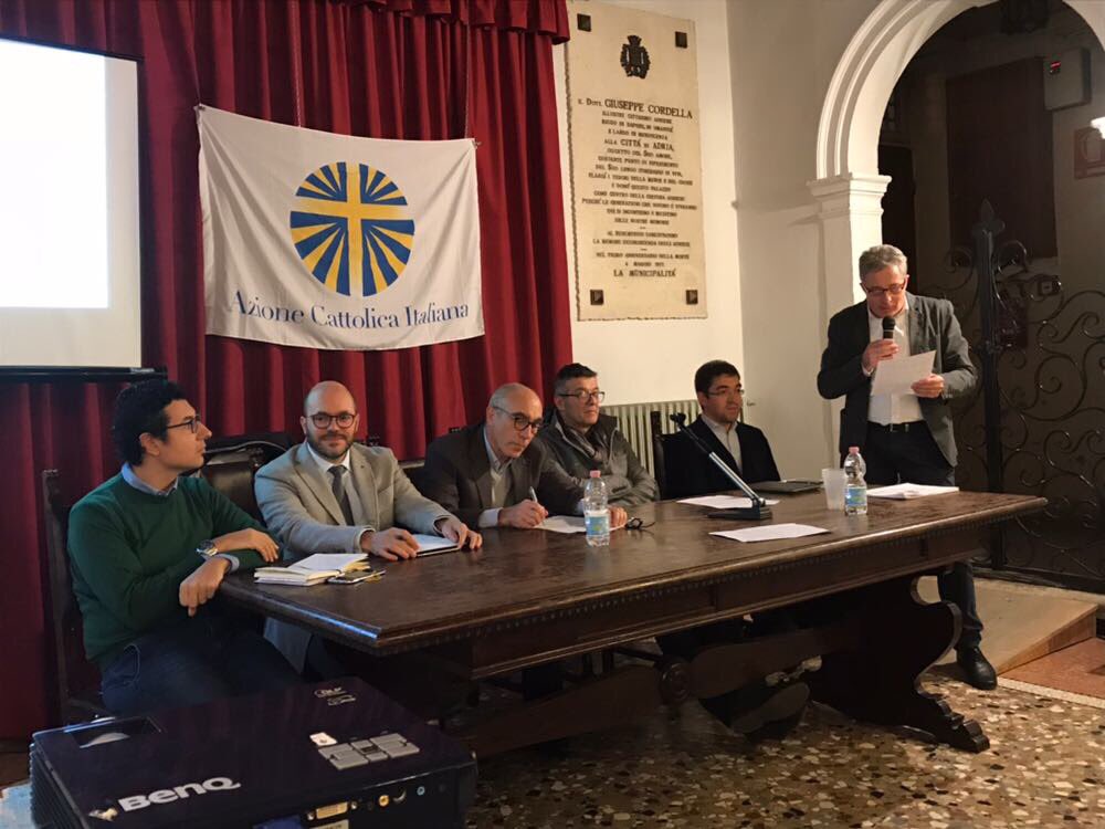 acadriarovigo's tweet photo. Ieri ad #Adria #MLAC e Azione Cattolica Cattedrale hanno promosso incontro sul #lavoro approfondendo la situazione del #Veneto e #Polesine con l’aiuto del prof. #DeviSacchetto. Su scia @settsociali si inizia anche a pensare che cosa possiamo fare in questo momento di cambiamento https://t.co/7tBxUsZObk
