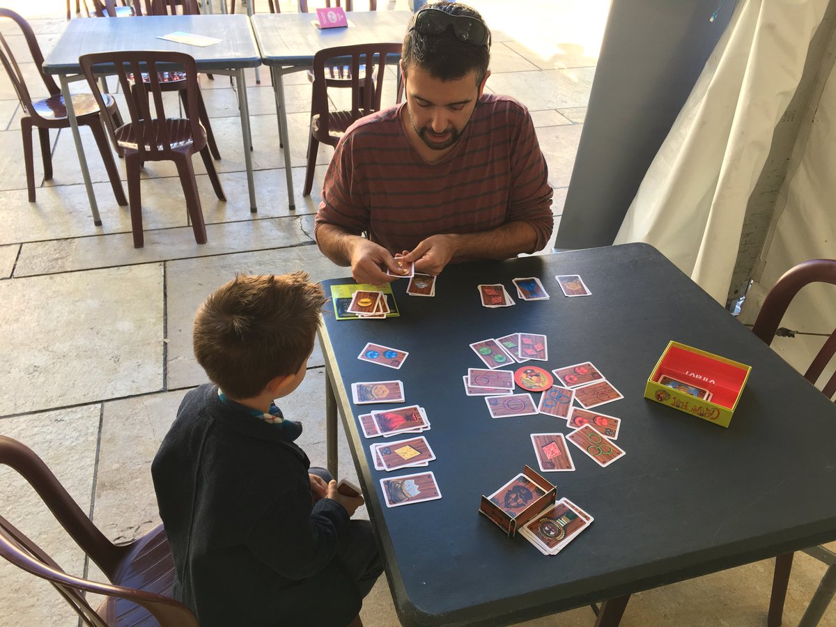 LexLudi's tweet photo. Capitán Flint de @InfoViravi y @jm_allue en la mañana de domingo en la ludoteca de #FANCINE2017 #FancineLexLudi https://t.co/qrfBENUAei