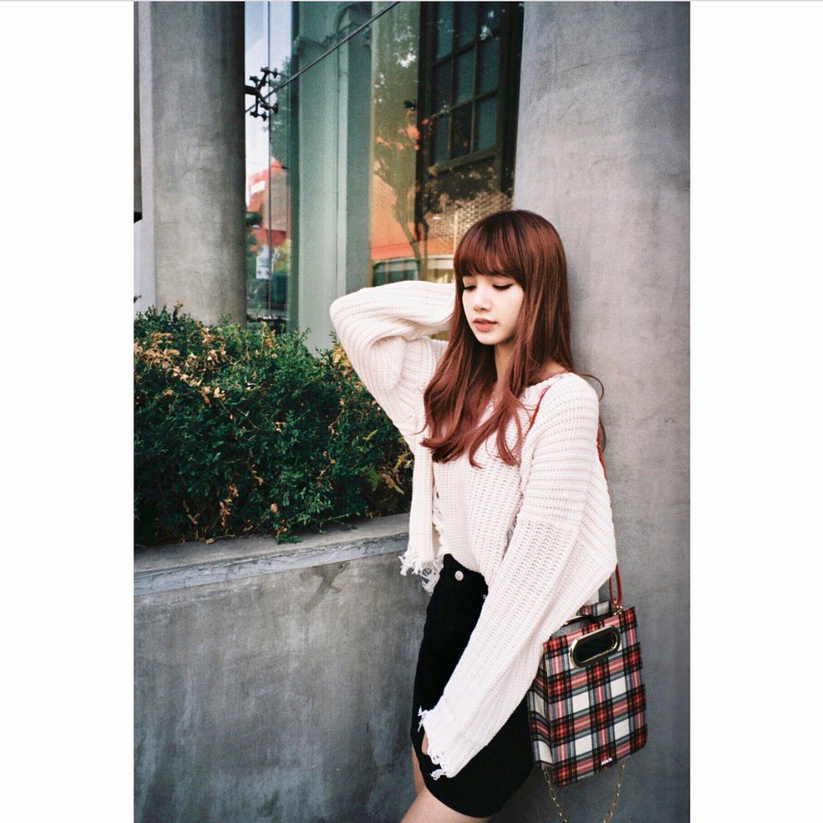 gwangddynoi's tweet photo. [ENG TRANS] 

171112 BLACKPINK Instagram Update

#BLACKPINK #LISA #BLACKPINK #LISA #PHOTOBYCHAENG 🌬
Good day... The wind is blowing... My bangs are flying... Ee-Hee ~~~~~~🙈 
Be careful of the cold BLINKs~😉💕

#블랙핑크 https://t.co/0CUEKMxgVH