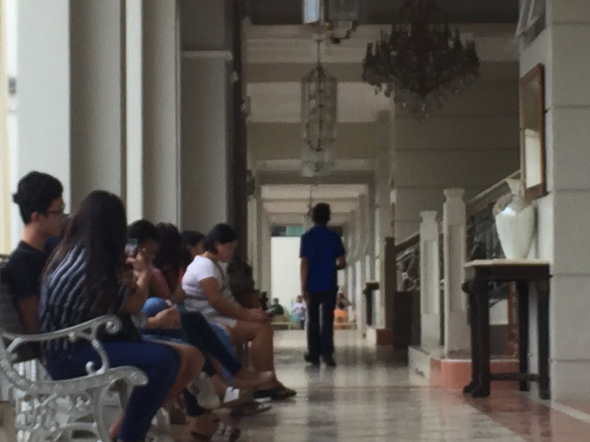 ABSCBN_Showbiz's tweet photo. LOOK: Fans waiting outside a funeral home in Davao City to pay respect to @Hashtag_Franco | via @f_magbanua https://t.co/2iSNJmUDcg