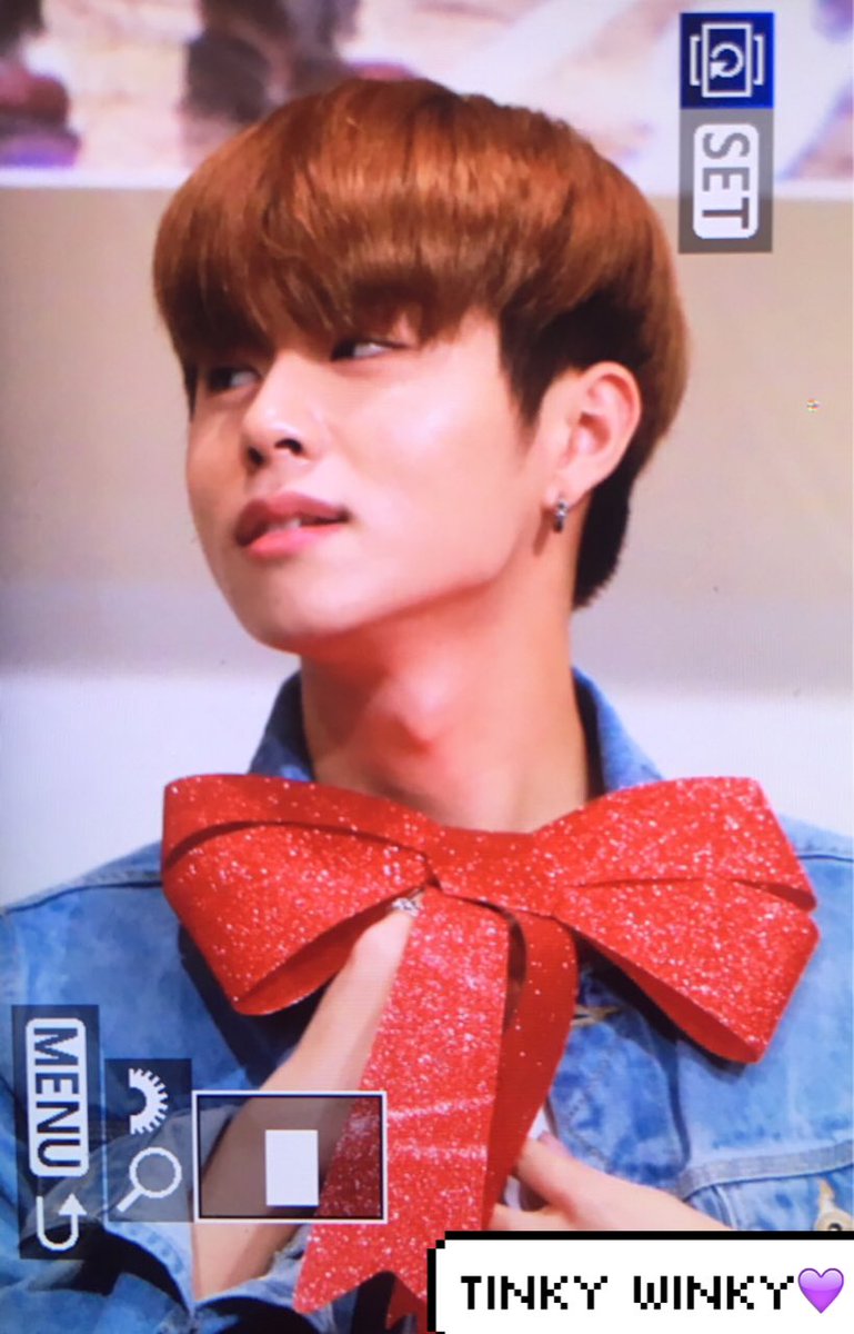 JIAHNnet's tweet photo. 171112 용산 팬싸 프리뷰
리본왕쟈 ㅋㅋㅋ🎀🎀🎀🎀
#in2it #인투잇 #지안 #jiahn https://t.co/FwYMzX4Fsw
