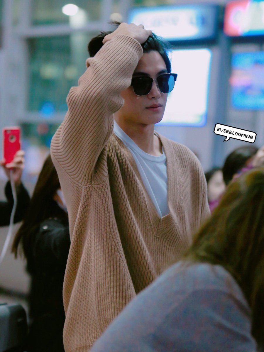 EverBlooming_HS's tweet photo. 171112 입국 #박형식
이렇게 머싯는 형시기 아이하니? https://t.co/mUACHrkVgM