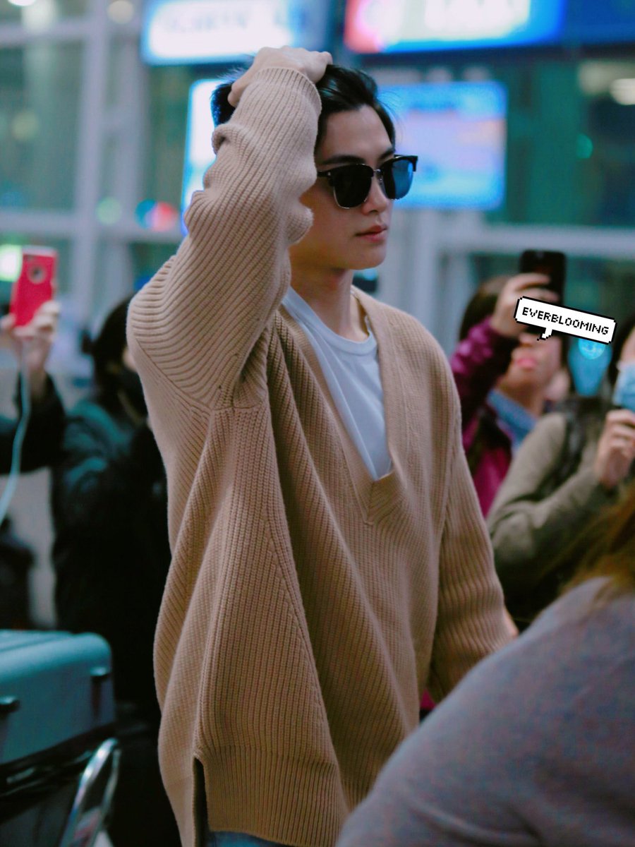 EverBlooming_HS's tweet photo. 171112 입국 #박형식
이렇게 머싯는 형시기 아이하니? https://t.co/mUACHrkVgM