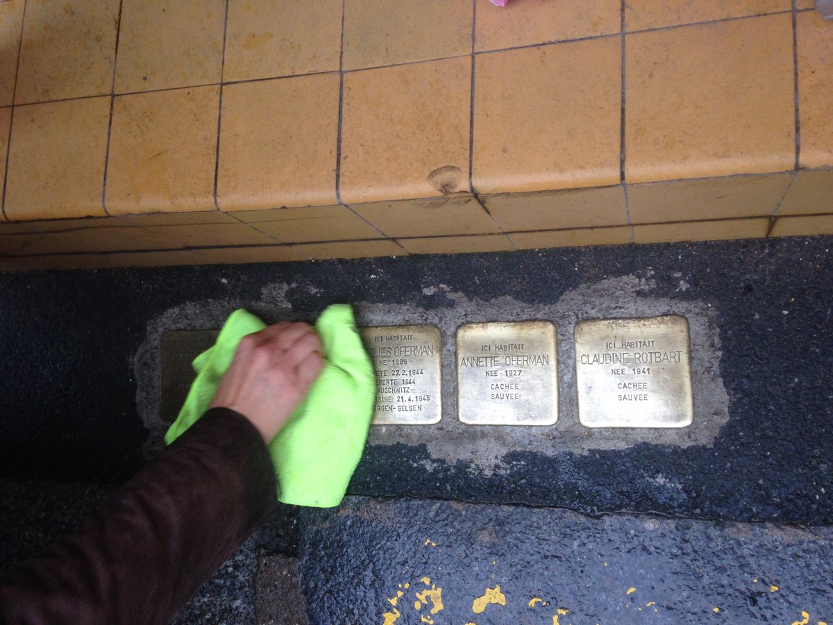 girband's tweet photo. Putzen der Stolpersteine in Cluny zur Erinnerung an die Familien Rotbart und Oferman.
#Stolpersteine #9novembre #KeinVergessen #cluny #Rotbart #Oferman https://t.co/Tn3a95KE1c