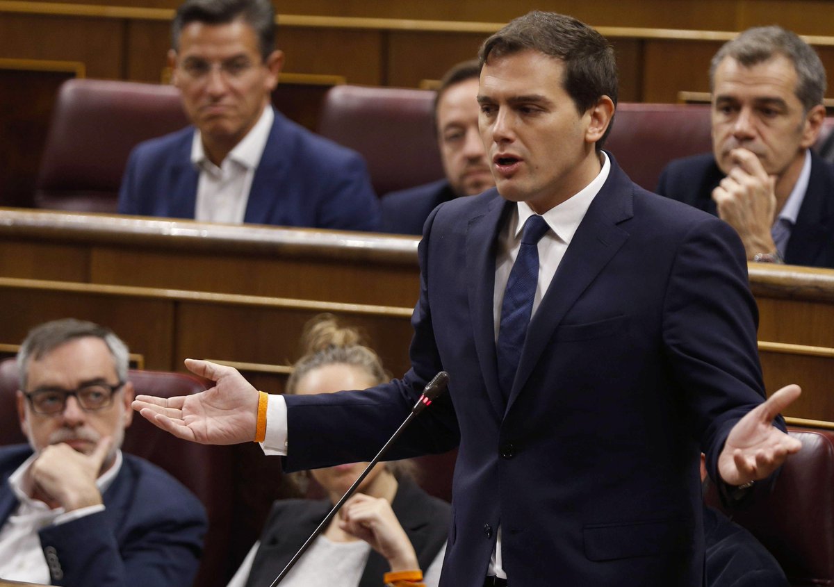 sextaNoticias's tweet photo. MINUTO A MINUTO | @Albert_Rivera: "Yo nunca pondría a un imputado ni por corrupción, ni por sedición, ni por rebelión, ni por malversación al frente de mi lista" https://t.co/NpNmEX2mOM https://t.co/zVpq62RBFv