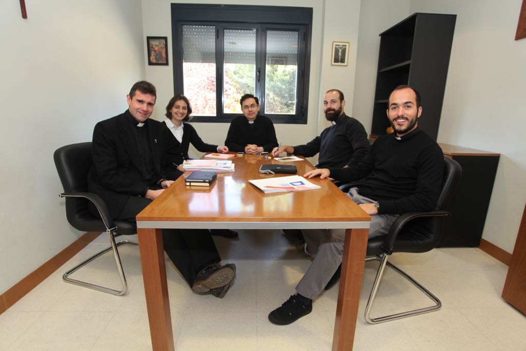 djuventudgetafe's tweet photo. ¡Gracias Gonzalo e Isabel! ¡Bienvenidos, Juan Gabriel y Miguel! Cambio de equipo en la Delegación de Juventud. https://t.co/A8G0uw0uxV https://t.co/tYbfZafnTc