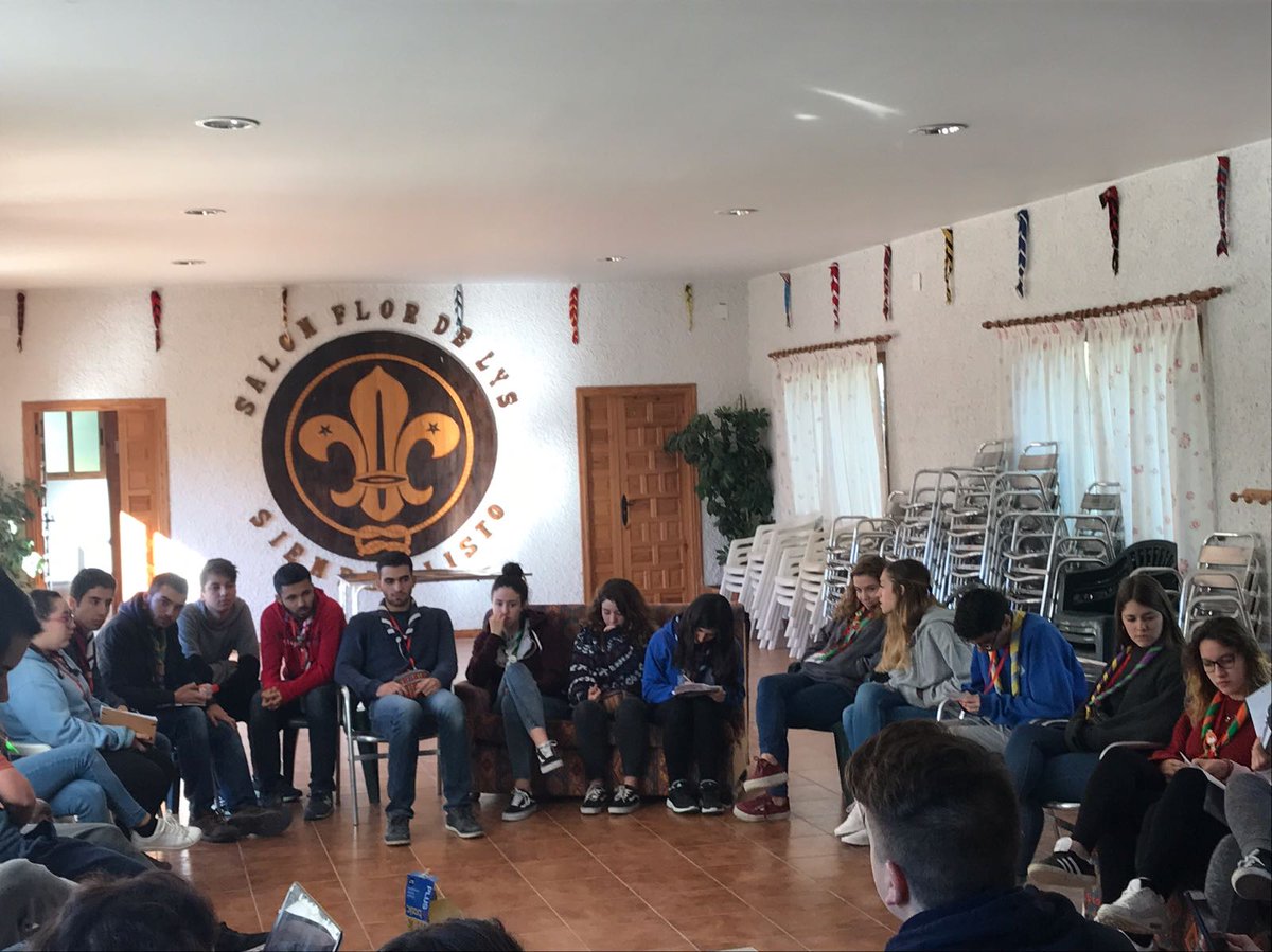 asdescoutsclm's tweet photo. ¡Qué gusto da ver a los rovers ideando futuros proyectos!. Participando y creciendo en SCLM. Ellas y ellos son el futuro. #FJ2017 #scouts #juventudnecesaria https://t.co/LNWsUoRYOl