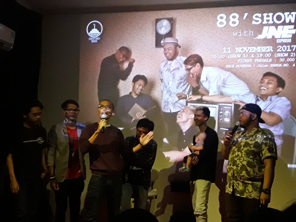 riskaa_dewi's tweet photo. sukses terus @StandupIndoBdg ,3 tahun ga nonton standupshow kebayar bgt tadi malem sama penampilan @fadlimul bang @TamaRandy @guzman_sige @KamalOcon @solasiitem sama bang @KunsKurniawan mc paling riweuh banyak ngakaknya jg di #88SHOW,makasih udah buat bolos kuliahku ga sia sia 😍 https://t.co/SaU3tvYRzY