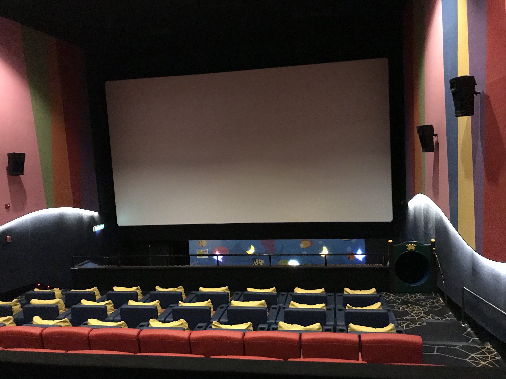 K村 マレーシアで初映画 Starling Mallのプラグラ付き子連れ映画館 ソファー 席にしたら赤ちゃん連れでも快適だった 4人分ソファ席を確保して 70rmちょい 日本円で1900円くらい 安い メアリと魔女の花 クアラルンプール T Co 1sbdjb1h