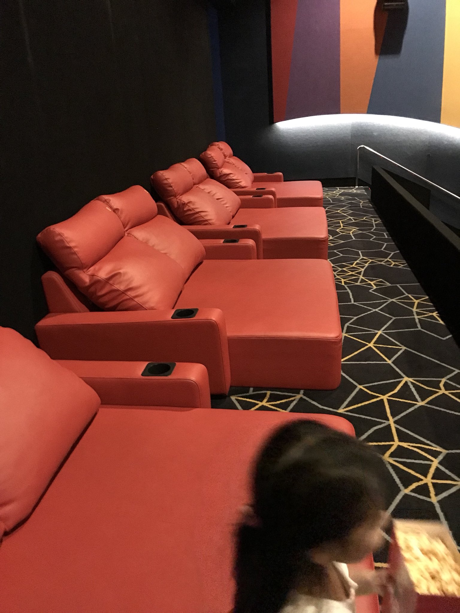 K村 マレーシアで初映画 Starling Mallのプラグラ付き子連れ映画館 ソファー 席にしたら赤ちゃん連れでも快適だった 4人分ソファ席を確保して 70rmちょい 日本円で1900円くらい 安い メアリと魔女の花 クアラルンプール T Co 1sbdjb1h