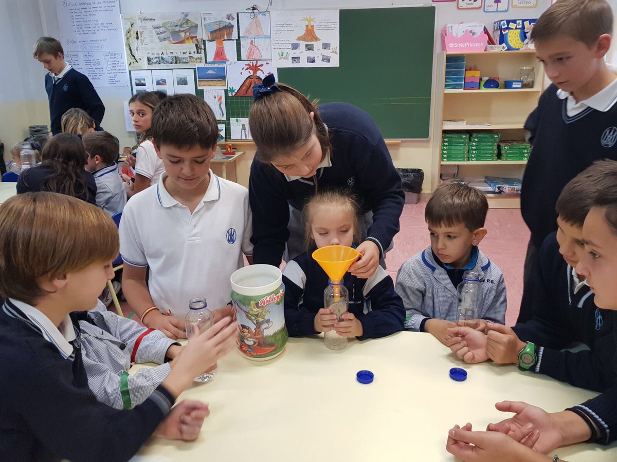 concepcionistaE's tweet photo. ¿Quién  enseña a quién?  Sexto de primaria y 4 años aprenden juntos sobre los volcanes 🌋@concepcionistaE https://t.co/DdGcebTN3X