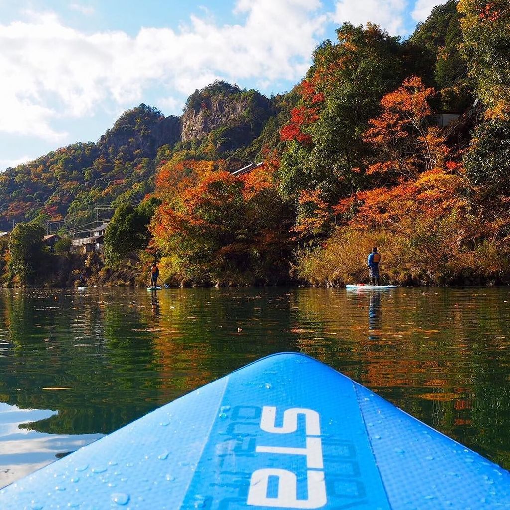 bc_caravan's tweet photo. 立山も良いけど紅葉も良い。
悩ましい季節ですね〜。 今年は…立山だったかな！笑

#bccaravan #kawabe_sup #sup #紅葉sup #starboardsup #サップ #スタンドアップパドル #flatwa… https://t.co/of0KH7Kw9h https://t.co/Bzm2hFMzVS