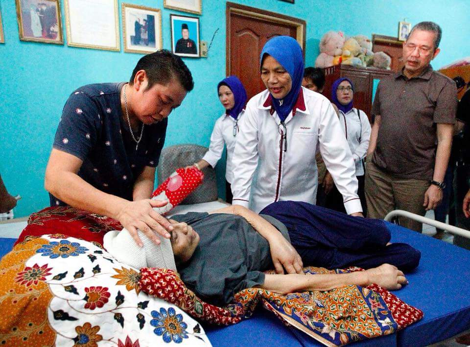 JiwaBaktiOFCL's tweet photo. Menteri Kerja Raya, Datuk Seri Fadillah Yusof menyampaikan bantuan katil pesakit kepada Siti Jompot di Kampung Segedup, Jalan Batu Kawah. @PetraJayaMP @MisiahTaib @hannamyrza https://t.co/2wtlXWSX7Z