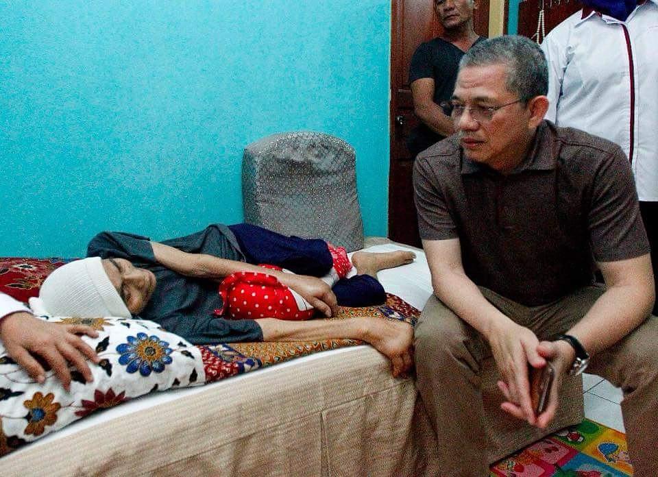 JiwaBaktiOFCL's tweet photo. Menteri Kerja Raya, Datuk Seri Fadillah Yusof menyampaikan bantuan katil pesakit kepada Siti Jompot di Kampung Segedup, Jalan Batu Kawah. @PetraJayaMP @MisiahTaib @hannamyrza https://t.co/2wtlXWSX7Z