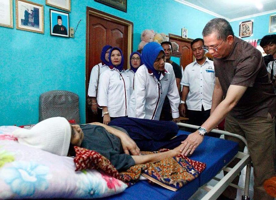 JiwaBaktiOFCL's tweet photo. Menteri Kerja Raya, Datuk Seri Fadillah Yusof menyampaikan bantuan katil pesakit kepada Siti Jompot di Kampung Segedup, Jalan Batu Kawah. @PetraJayaMP @MisiahTaib @hannamyrza https://t.co/2wtlXWSX7Z