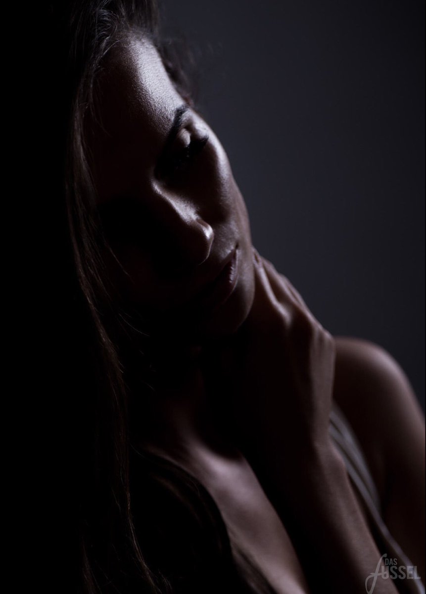 Súbita mano de algún fantasma oculto 
entre los pliegues de la noche y de mi sueño 
me sacude y yo despierto, y en el abandono 
de la noche no diviso gesto ni bulto.

-F. Pessoa-