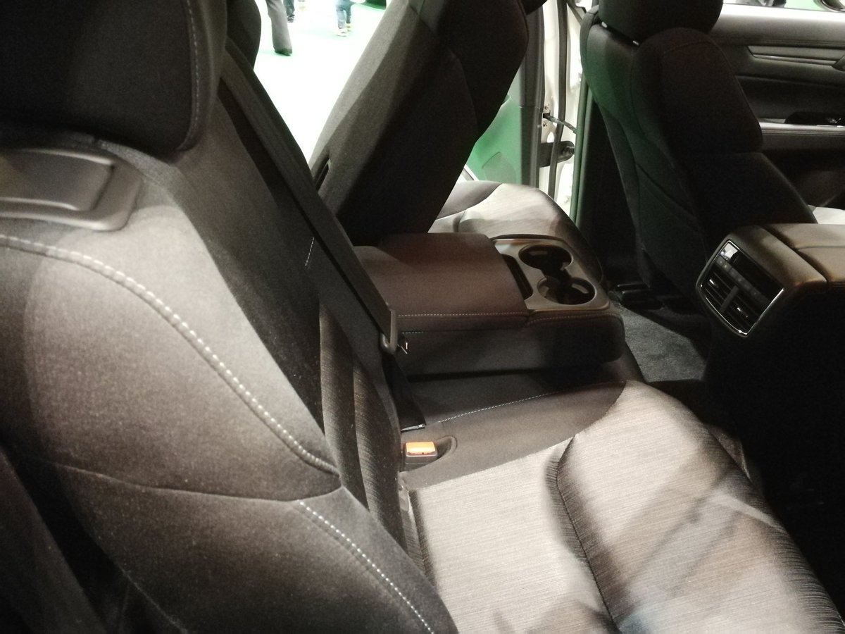 エムブロ Mzblog Cx 30 今日たまたまcx 8に出会いました アームレストの角度はリクライニングには連動していませんね セカンドシート中央の盛り上がりに当たって止まる感じです 水平より少し前が下がってました T Co Heqppcrfyk