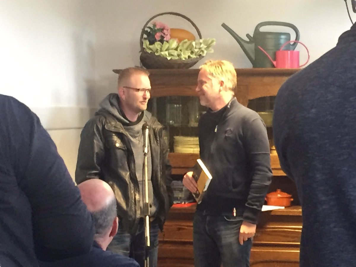 remyvanmannekes's tweet photo. Uitreiking eerste exemplaar #half7 aan de machinist van Arriva die de laptop van @ErikJanHulsegge met alle verhalen veiligstelde https://t.co/xCOiZvZg6g