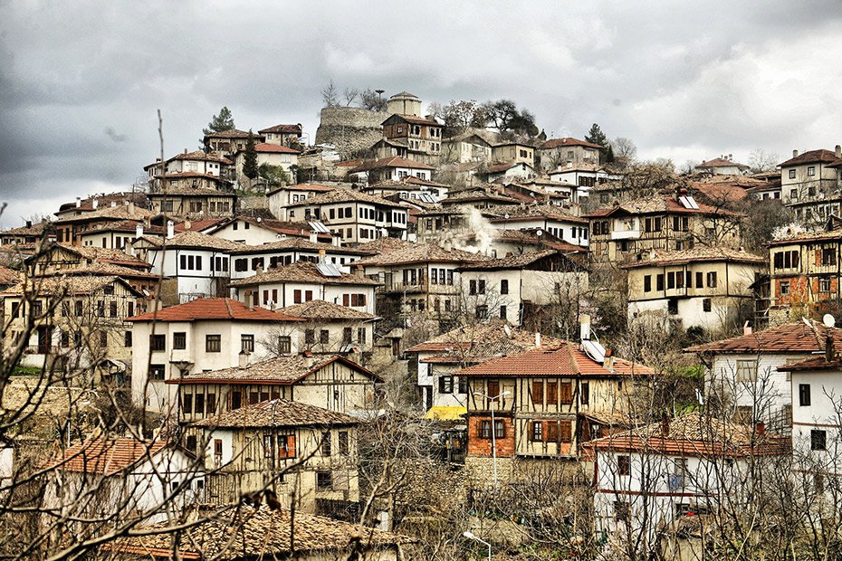 KilsanBlog's tweet photo. Safranbolu Şehri, Taş, kerpiç ve ahşaptan yapılmış evleri, kiremit kaplı çatıları, eğimli taş döşeme sokakları, usta işçiliği, ihtişamlı oymalarıyla Osmanlı kent mimarisinin en güzel örneklerinin sergilendiği Safranbolu, iyi korunmuş mimarisi ve... https://t.co/79OfZowFjb https://t.co/SeKdPIGyL8