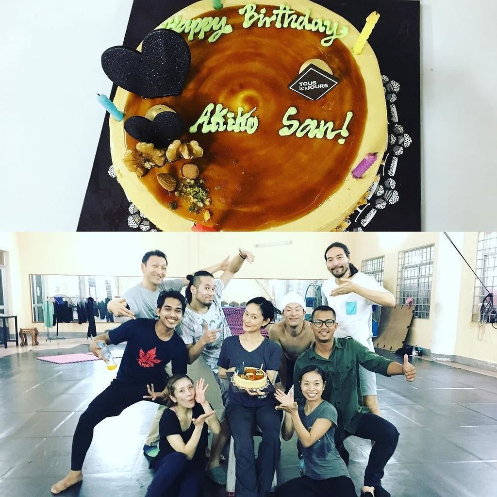 akkoakkoak's tweet photo. プノンペンで誕生日祝いをしていただきました！疲労困憊のダンサーから狂った祝いの舞をいただき大感動！#phnompehncity #cambodia #happybirthday #beforeperformance https://t.co/fmexXUJwq5 https://t.co/N8DNMbAGBA