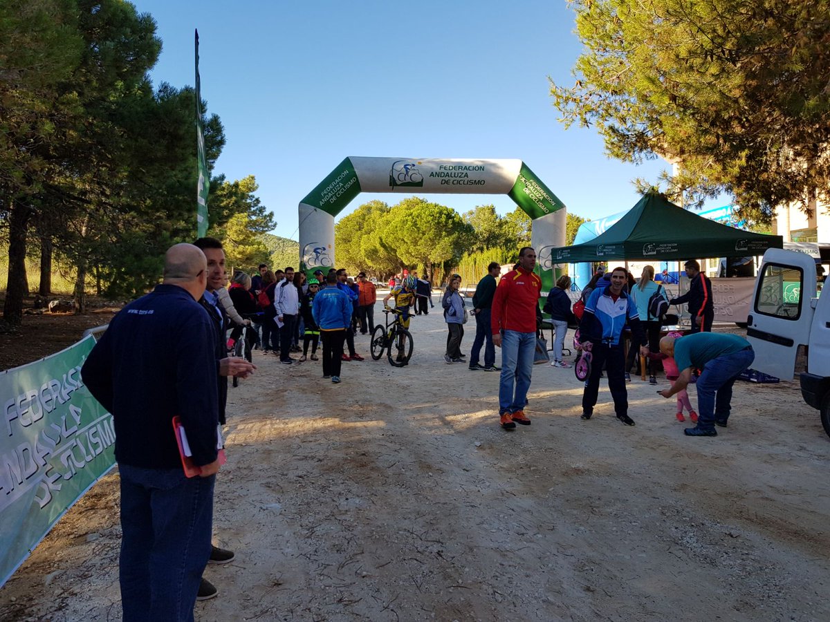 FACiclismo's tweet photo. Con la MTB Ciudad de #Coín cerramos hoy el #circuitoBTTDiputaciónMálaga de Escuelas. 🧒👧🚵‍♂️🚵‍♀️Comienza está prueba que sentenciará la clasificación general. A por todas!!🤗 https://t.co/QiUdUwgWSY