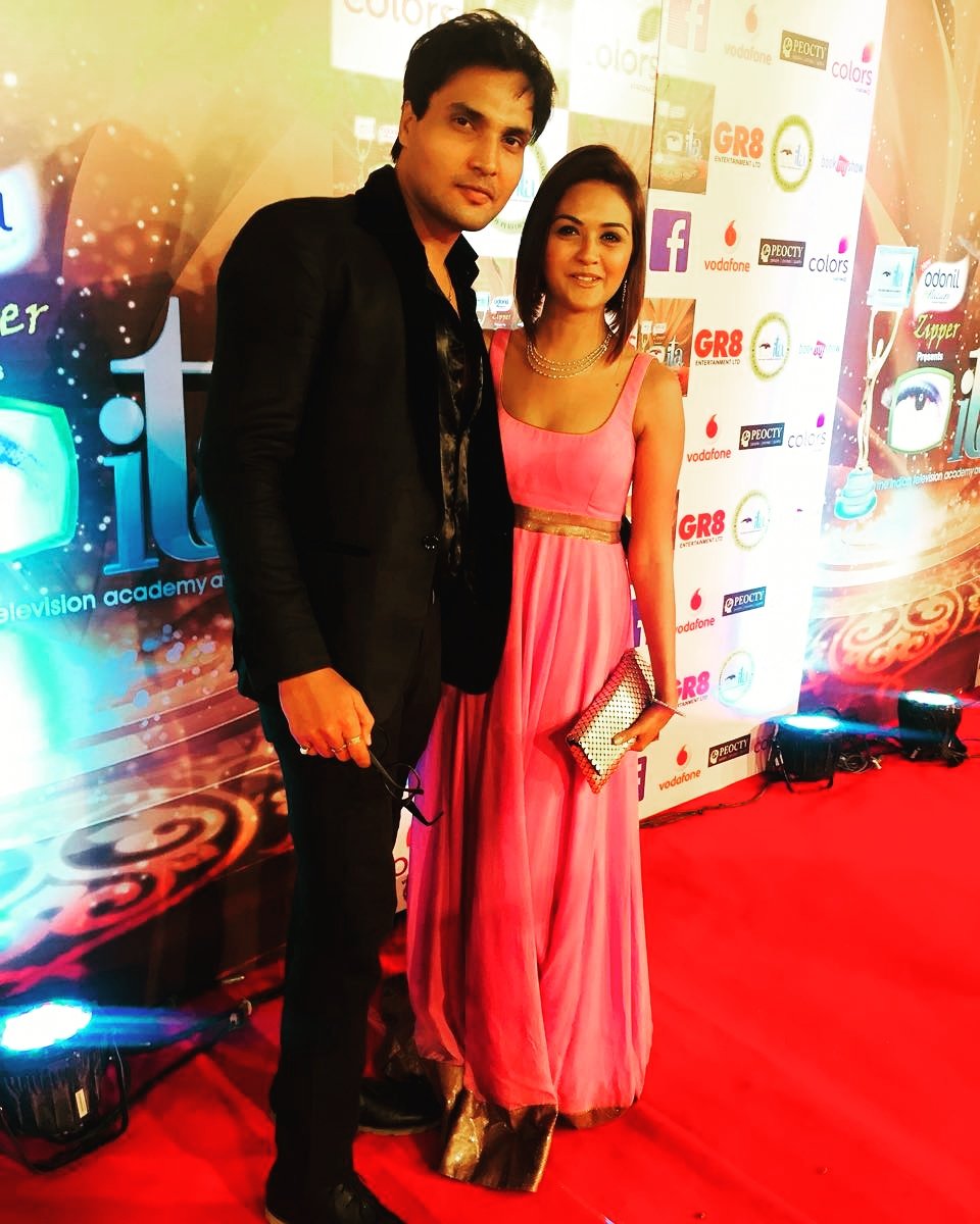 SonalBhattstar's tweet photo. #ITAAwards2017 #RedCarpet #viacom18 #ColorsTv #Stylebuzz #WeRock #Abhinav https://t.co/luL8llaGlP